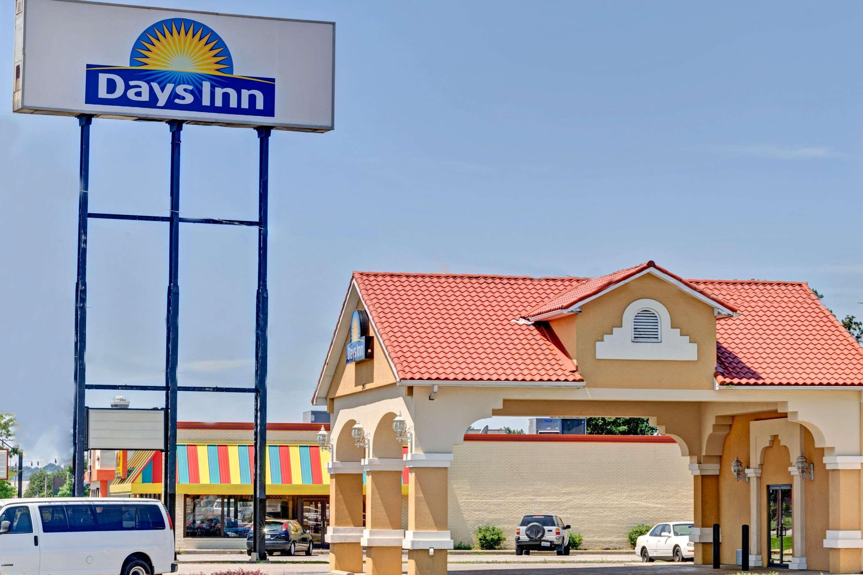 Days Inn By Wyndham Louisville Airport Fair And Expo Center Exterior photo