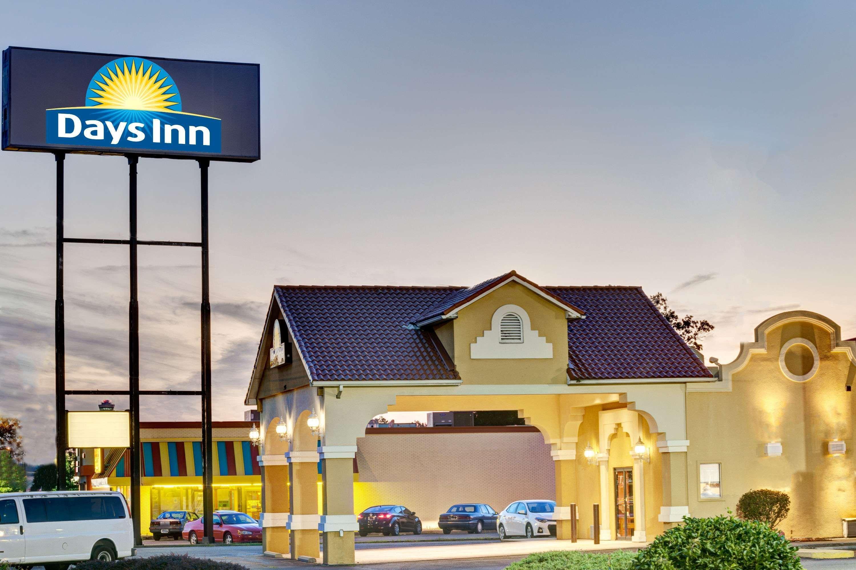 Days Inn By Wyndham Louisville Airport Fair And Expo Center Exterior photo
